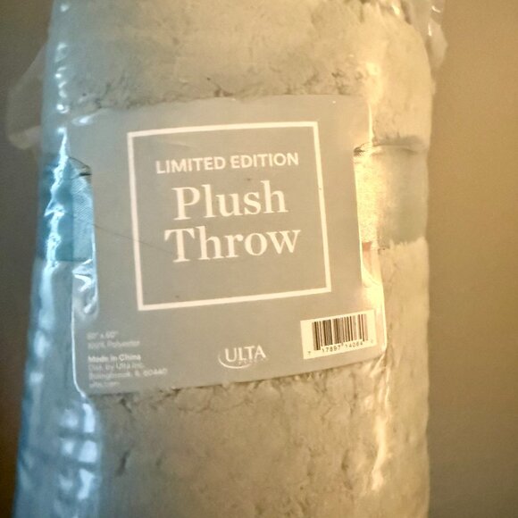 Ulta 50x60 Plush Throw in Sage - NWT - Picture 3 of 3